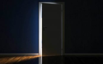 Porta di casa che si apre o che si chiude da sola? Ecco come regolarla!